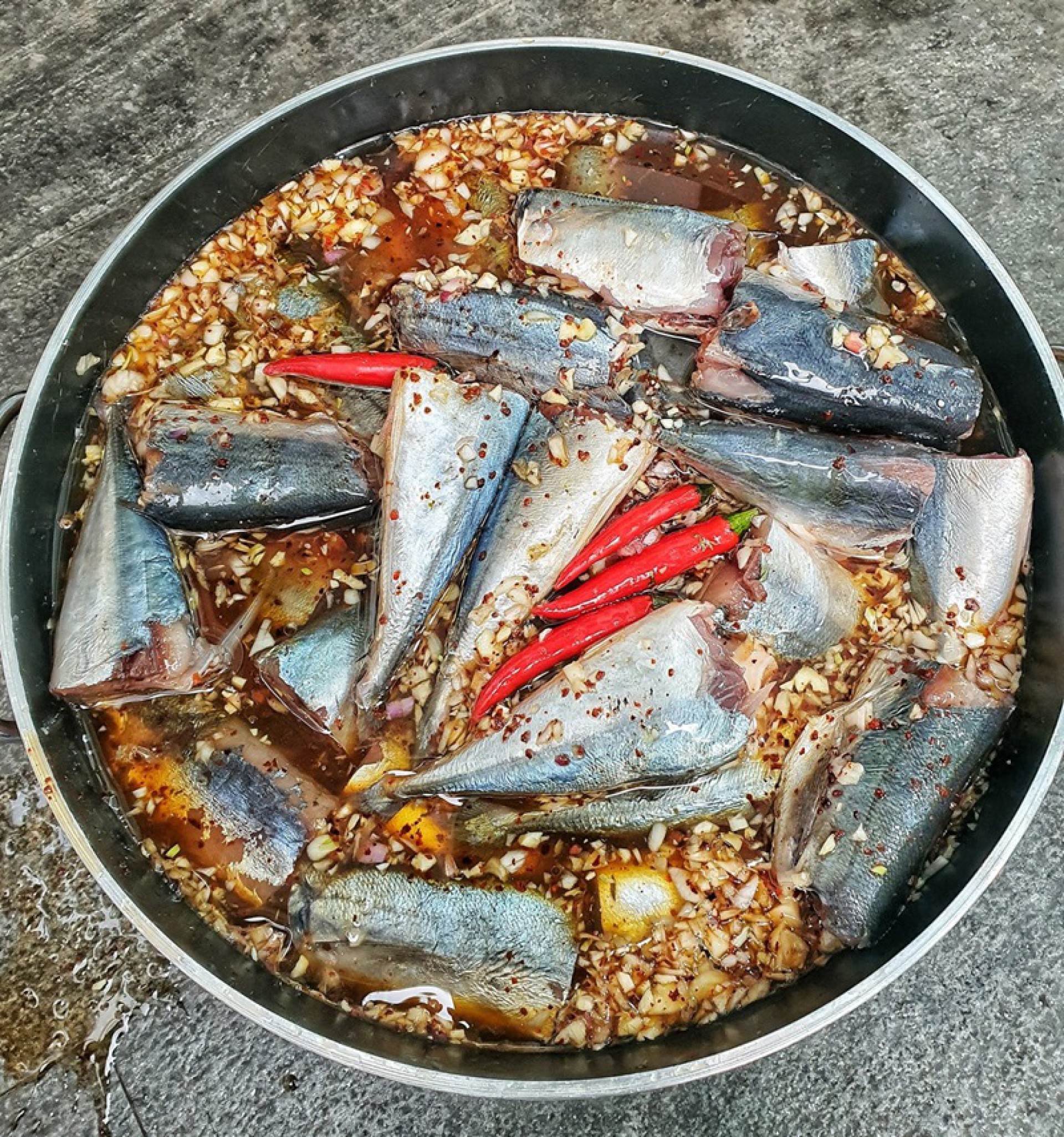 kho cá với mật mía