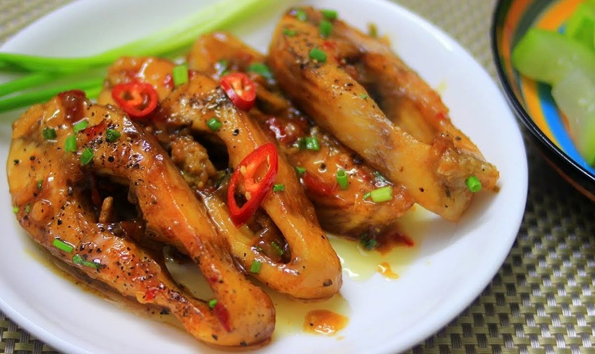 Cá Diêu hồng kho lá Đinh lăng