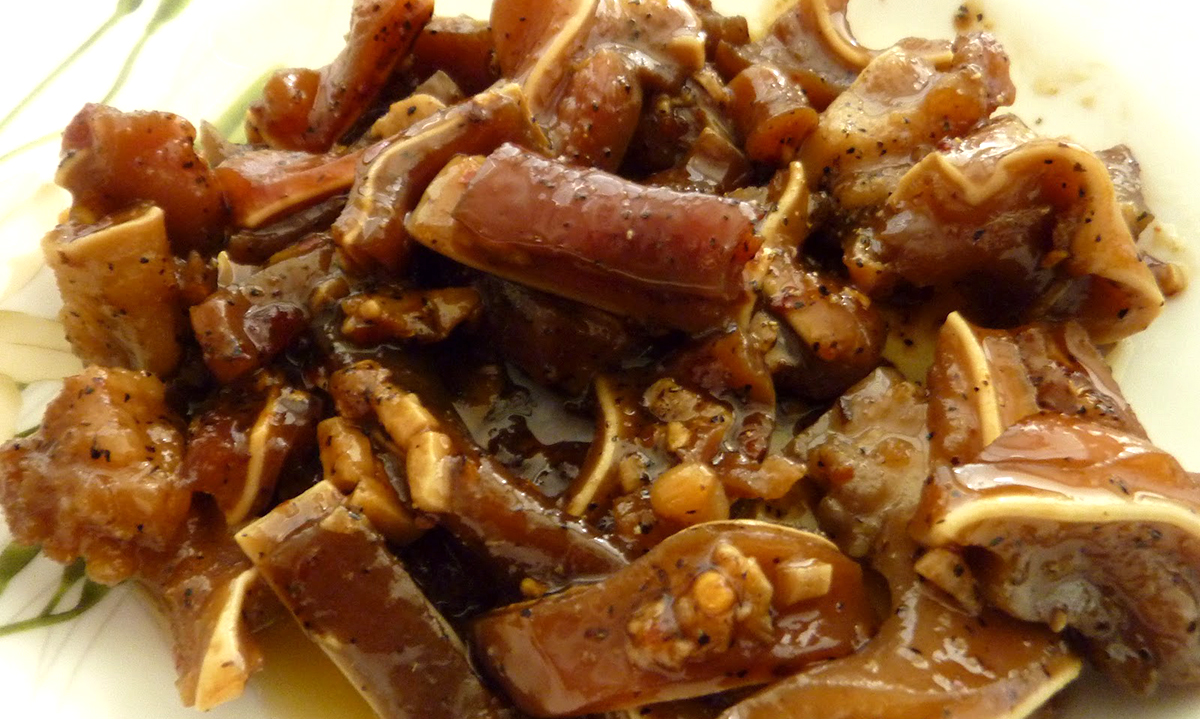 Tai Heo kho Mật mía