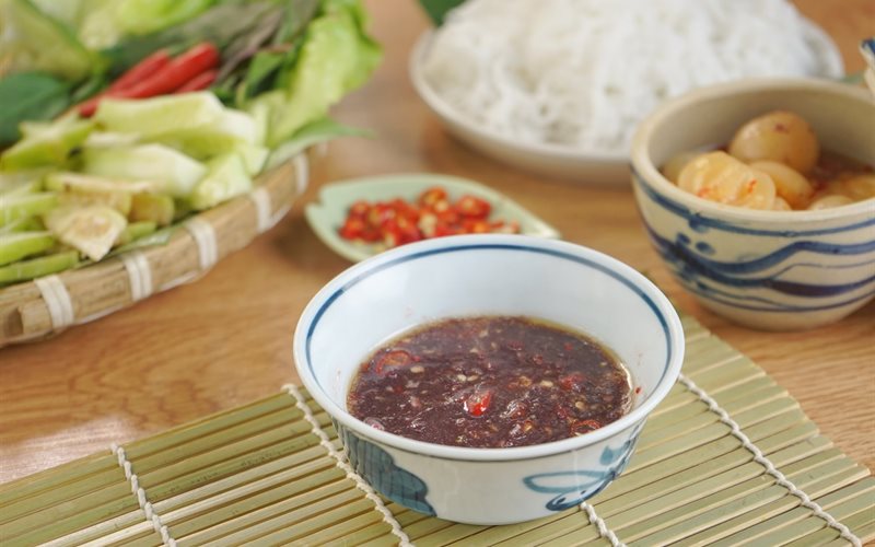 Dùng dàu nóng khử mùi mắm tôm